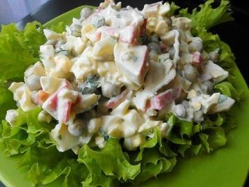Cozinhar salada fresca com varas de caranguejo. Vai superar todas as expectativas!
