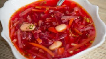 Sopa vegetal com feijão no caldo de legumes