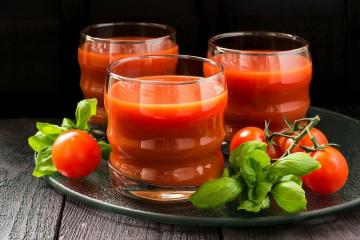 Suco de tomate: limpa os vasos sanguíneos e fígado, fortalece os ossos, reduz o colesterol e protege contra o câncer
