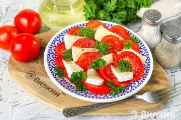 Salada de tomate com queijo