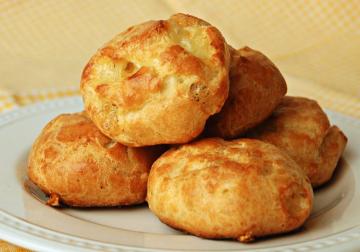 Pães de queijo ar com creme azedo. receita rápida sem espalhafato