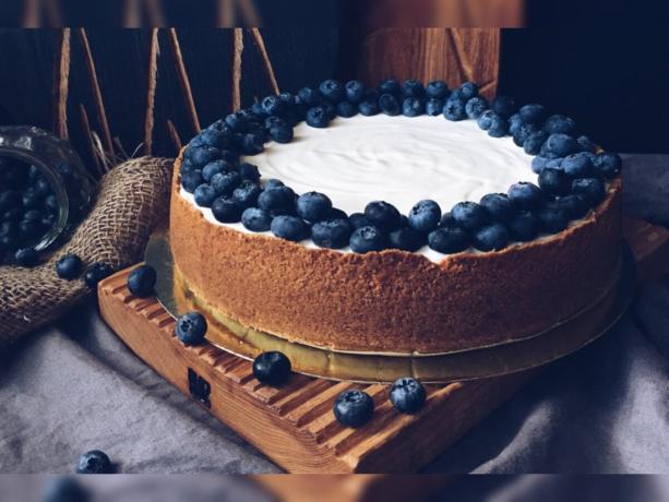 Clássico New York cheesecake decorado com blueberries frescas