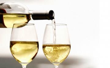 Especialistas de Roskachestvo ensinaram como escolher o vinho branco certo