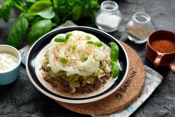 Salada "Lágrimas Masculinas" com carne e cebolas em conserva