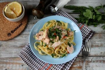 Massa de salmão em molho cremoso de acordo com esta receita é perfeita para um jantar leve