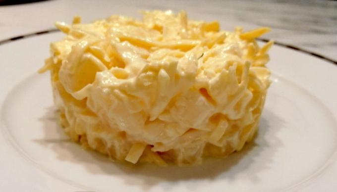 Salada com abacaxi e queijo