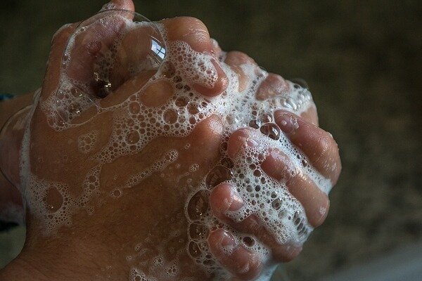 Quanto mais bem você lavar as mãos, menos bactérias elas terão. (Foto: Pixabay.com)