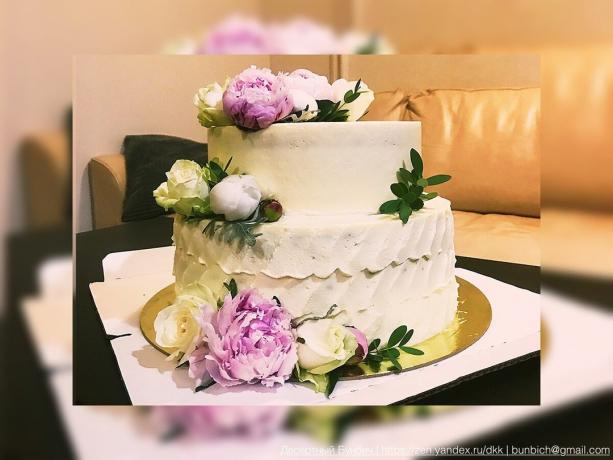 Um exemplo de um bolo de casamento, que eu decorado com flores
