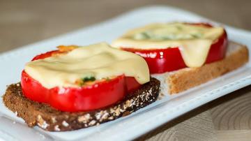 Originais sanduíches quentes com queijo e ovo. Pequeno-almoço Idéias