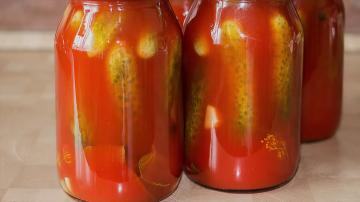Pickles crocantes "Bloody Mary". A colheita de pepinos no inverno