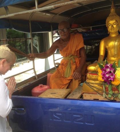 By the way, depois de visitar o Grande Buda no dia seguinte no hotel, eu vi um apenas como "estação" móvel com o monge. Ele também amarra a corda, o dinheiro não exige, mas decidiu colocar pelo menos como qualquer coisa.