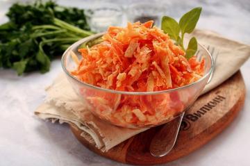 Salada de cenoura crua com queijo e alho