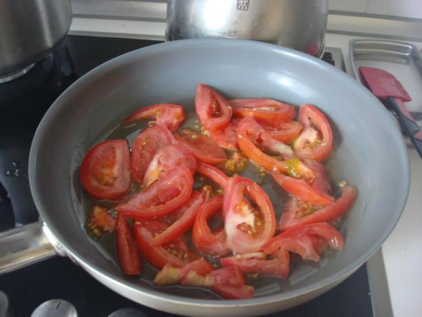 Foto tirada pelo autor (postou tomate picado na panela)