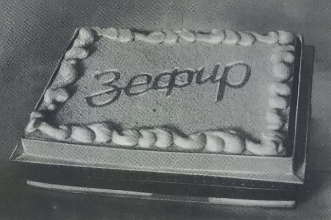 Pie "Zephyr-waffle". Foto do livro "Produção de doces e bolos," 1976