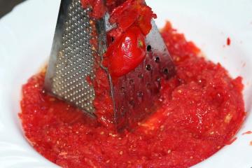 Pimenta salgados em um molho de tomate picante