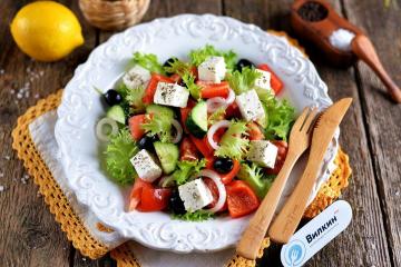Salada grega com queijo feta e azeitonas