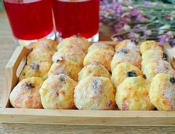 Biscoitos queijo cottage com passas com pressa. receita favorita