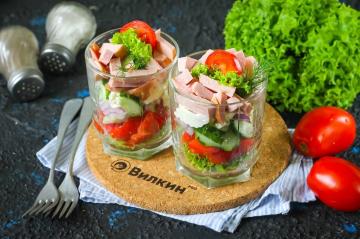 Salada com linguiça cozida, pepino fresco e tomate