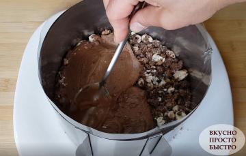 Rápido e fácil de preparar bolo de chocolate que é preparada sem forno