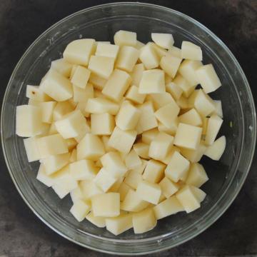 Delicioso almôndegas com batatas na panela
