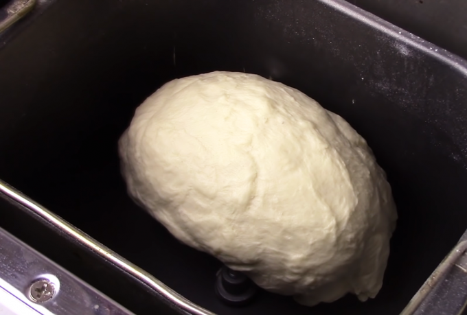 Homem-biscoito em uma máquina de fazer pão