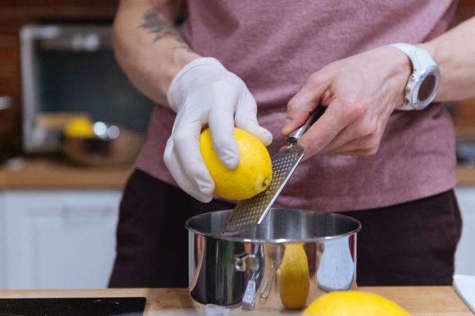Lemon friccionada com um ralador mão. Fotos - Anton Belitskiy