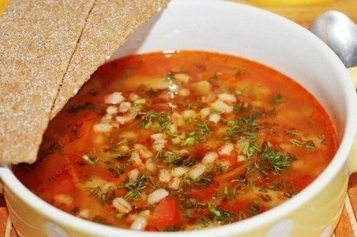 mingau de cevada pode ser adicionado à sopa, e pode ser comido sozinho com uma colher