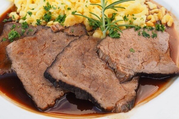 Combine carne com vegetais para não se sentir pesado após o jantar. (Foto: Pixabay.com)