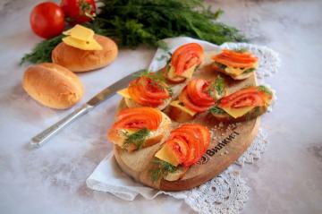 Sanduíches com tomate, queijo e alho